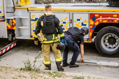 Kharkiv, Ukrayna, 16 Eylül 2024. İtfaiyeciler, Rus saldırısının ardından 12 katlı bir binada çalışıyorlar. Patlama, cam ve metal parçalarını her yöne uçurdu..