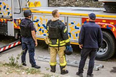 Kharkiv, Ukrayna, 16 Eylül 2024. İtfaiyeciler, Rus saldırısının ardından 12 katlı bir binada çalışıyorlar. Patlama, cam ve metal parçalarını her yöne uçurdu..