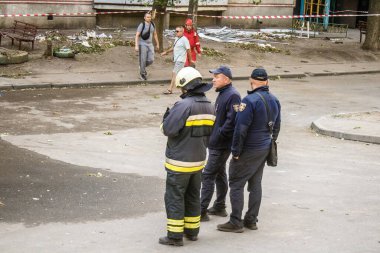 Kharkiv, Ukrayna, 16 Eylül 2024. İtfaiyeciler, Rus saldırısının ardından 12 katlı bir binada çalışıyorlar. Patlama, cam ve metal parçalarını her yöne uçurdu..