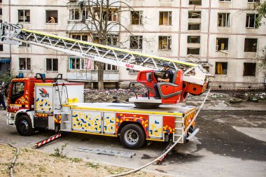 Kharkiv, Ukrayna, 16 Eylül 2024. İtfaiyeciler, Rus saldırısının ardından 12 katlı bir binada çalışıyorlar. Patlama, cam ve metal parçalarını her yöne uçurdu..