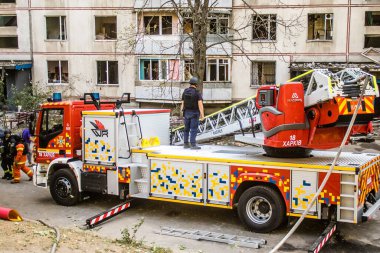 Kharkiv, Ukrayna, 16 Eylül 2024. İtfaiyeciler, Rus saldırısının ardından 12 katlı bir binada çalışıyorlar. Patlama, cam ve metal parçalarını her yöne uçurdu..