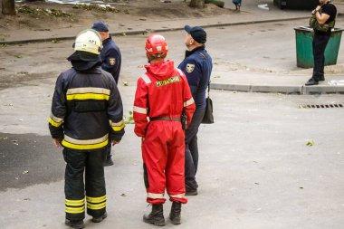 Kharkiv, Ukrayna, 16 Eylül 2024. İtfaiyeciler, Rus saldırısının ardından 12 katlı bir binada çalışıyorlar. Patlama, cam ve metal parçalarını her yöne uçurdu..