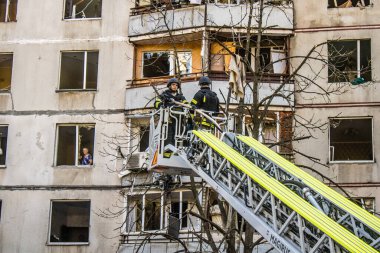 Kharkiv, Ukrayna, 16 Eylül 2024. İtfaiyeciler, Rus saldırısının ardından 12 katlı bir binada çalışıyorlar. Patlama, cam ve metal parçalarını her yöne uçurdu..