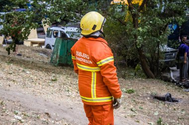 Kharkiv, Ukrayna, 16 Eylül 2024. İtfaiyeciler, Rus saldırısının ardından 12 katlı bir binada çalışıyorlar. Patlama, cam ve metal parçalarını her yöne uçurdu..