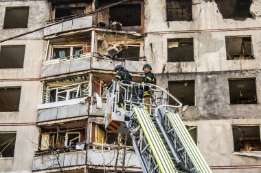 Kharkiv, Ukrayna, 16 Eylül 2024. İtfaiyeciler, Rus saldırısının ardından 12 katlı bir binada çalışıyorlar. Patlama, cam ve metal parçalarını her yöne uçurdu..