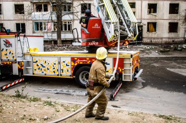 Kharkiv, Ukrayna, 16 Eylül 2024. İtfaiyeciler, Rus saldırısının ardından 12 katlı bir binada çalışıyorlar. Patlama, cam ve metal parçalarını her yöne uçurdu..