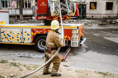 Kharkiv, Ukrayna, 16 Eylül 2024. İtfaiyeciler, Rus saldırısının ardından 12 katlı bir binada çalışıyorlar. Patlama, cam ve metal parçalarını her yöne uçurdu..