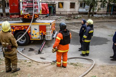 Kharkiv, Ukrayna, 16 Eylül 2024. İtfaiyeciler, Rus saldırısının ardından 12 katlı bir binada çalışıyorlar. Patlama, cam ve metal parçalarını her yöne uçurdu..
