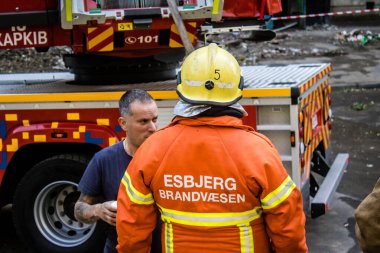 Kharkiv, Ukrayna, 16 Eylül 2024. İtfaiyeciler, Rus saldırısının ardından 12 katlı bir binada çalışıyorlar. Patlama, cam ve metal parçalarını her yöne uçurdu..