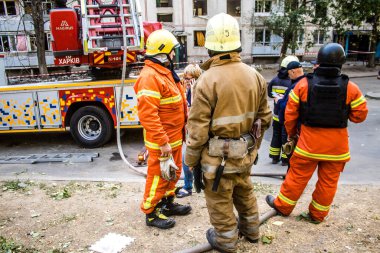 Kharkiv, Ukrayna, 16 Eylül 2024. İtfaiyeciler, Rus saldırısının ardından 12 katlı bir binada çalışıyorlar. Patlama, cam ve metal parçalarını her yöne uçurdu..