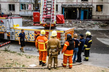 Kharkiv, Ukrayna, 16 Eylül 2024. İtfaiyeciler, Rus saldırısının ardından 12 katlı bir binada çalışıyorlar. Patlama, cam ve metal parçalarını her yöne uçurdu..