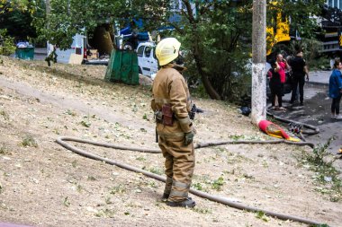 Kharkiv, Ukrayna, 16 Eylül 2024. İtfaiyeciler, Rus saldırısının ardından 12 katlı bir binada çalışıyorlar. Patlama, cam ve metal parçalarını her yöne uçurdu..