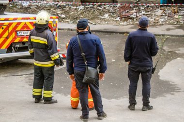 Kharkiv, Ukrayna, 16 Eylül 2024. İtfaiyeciler, Rus saldırısının ardından 12 katlı bir binada çalışıyorlar. Patlama, cam ve metal parçalarını her yöne uçurdu..