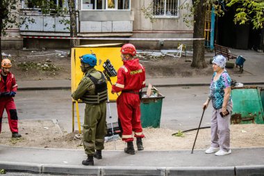Kharkiv, Ukrayna, 16 Eylül 2024. İtfaiyeciler, Rus saldırısının ardından 12 katlı bir binada çalışıyorlar. Patlama, cam ve metal parçalarını her yöne uçurdu..
