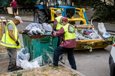 Kharkiv, Ukrayna, 16 Eylül 2024. Rus saldırısından sonra binayı temizleyip onarıyor. Patlama, cam ve metal parçalarını her yöne uçurdu ve ciddi hasara yol açtı..