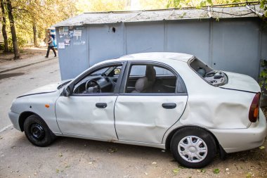 Kharkiv, Ukrayna, 16 Eylül 2024. Rus saldırısından sonra hasarlı araç. Patlama, cam ve metal parçalarını her yöne uçurdu ve ciddi hasara yol açtı..