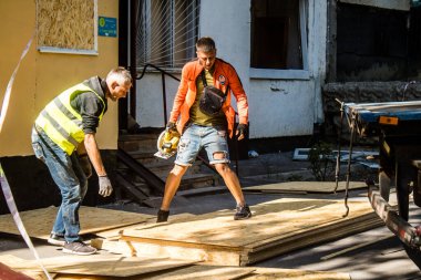 Kharkiv, Ukrayna, 16 Eylül 2024. Rus saldırısından sonra binayı temizleyip onarıyor. Patlama, cam ve metal parçalarını her yöne uçurdu ve ciddi hasara yol açtı..