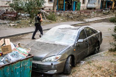 Kharkiv, Ukrayna, 16 Eylül 2024. Rus saldırısından sonra hasarlı araç. Patlama, cam ve metal parçalarını her yöne uçurdu ve ciddi hasara yol açtı..