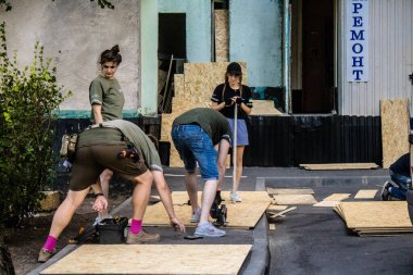 Kharkiv, Ukrayna, 16 Eylül 2024. Rus saldırısından sonra binayı temizleyip onarıyor. Patlama, cam ve metal parçalarını her yöne uçurdu ve ciddi hasara yol açtı..