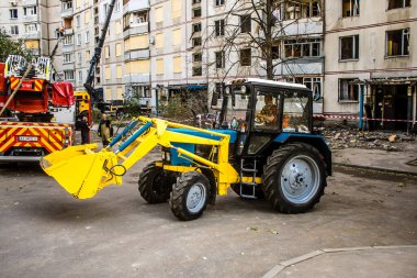 Kharkiv, Ukrayna, 16 Eylül 2024. Rus saldırısından sonra binayı temizleyip onarıyor. Patlama, cam ve metal parçalarını her yöne uçurdu ve ciddi hasara yol açtı..