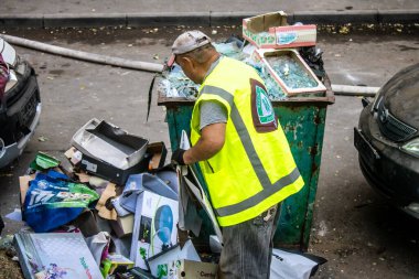 Kharkiv, Ukrayna, 16 Eylül 2024. Rus saldırısından sonra binayı temizleyip onarıyor. Patlama, cam ve metal parçalarını her yöne uçurdu ve ciddi hasara yol açtı..