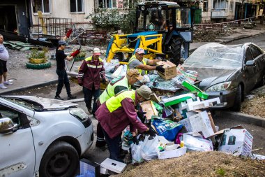 Kharkiv, Ukrayna, 16 Eylül 2024. Rus saldırısından sonra binayı temizleyip onarıyor. Patlama, cam ve metal parçalarını her yöne uçurdu ve ciddi hasara yol açtı..