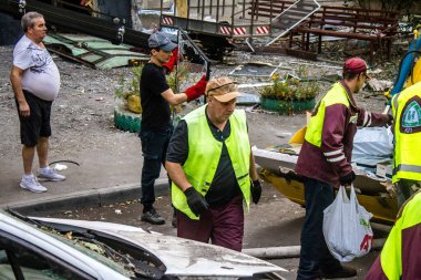 Kharkiv, Ukrayna, 16 Eylül 2024. Rus saldırısından sonra binayı temizleyip onarıyor. Patlama, cam ve metal parçalarını her yöne uçurdu ve ciddi hasara yol açtı..