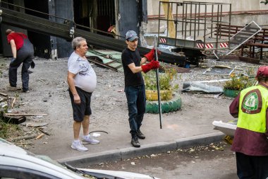 Kharkiv, Ukrayna, 16 Eylül 2024. Rus saldırısından sonra binayı temizleyip onarıyor. Patlama, cam ve metal parçalarını her yöne uçurdu ve ciddi hasara yol açtı..