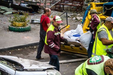 Kharkiv, Ukrayna, 16 Eylül 2024. Rus saldırısından sonra binayı temizleyip onarıyor. Patlama, cam ve metal parçalarını her yöne uçurdu ve ciddi hasara yol açtı..