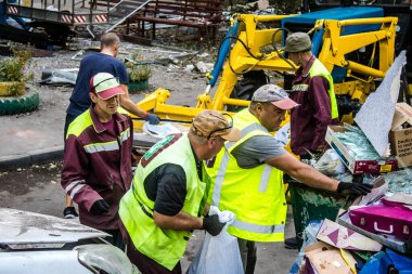 Kharkiv, Ukrayna, 16 Eylül 2024. Rus saldırısından sonra binayı temizleyip onarıyor. Patlama, cam ve metal parçalarını her yöne uçurdu ve ciddi hasara yol açtı..