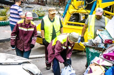 Kharkiv, Ukrayna, 16 Eylül 2024. Rus saldırısından sonra binayı temizleyip onarıyor. Patlama, cam ve metal parçalarını her yöne uçurdu ve ciddi hasara yol açtı..