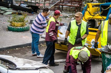 Kharkiv, Ukrayna, 16 Eylül 2024. Rus saldırısından sonra binayı temizleyip onarıyor. Patlama, cam ve metal parçalarını her yöne uçurdu ve ciddi hasara yol açtı..