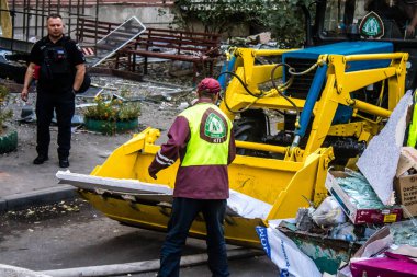 Kharkiv, Ukrayna, 16 Eylül 2024. Rus saldırısından sonra binayı temizleyip onarıyor. Patlama, cam ve metal parçalarını her yöne uçurdu ve ciddi hasara yol açtı..