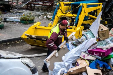Kharkiv, Ukrayna, 16 Eylül 2024. Rus saldırısından sonra binayı temizleyip onarıyor. Patlama, cam ve metal parçalarını her yöne uçurdu ve ciddi hasara yol açtı..