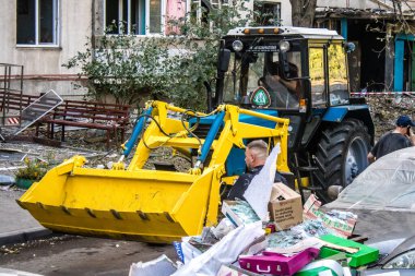 Kharkiv, Ukrayna, 16 Eylül 2024. Rus saldırısından sonra binayı temizleyip onarıyor. Patlama, cam ve metal parçalarını her yöne uçurdu ve ciddi hasara yol açtı..