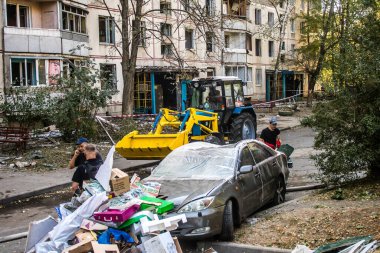 Kharkiv, Ukrayna, 16 Eylül 2024. Rus saldırısından sonra binayı temizleyip onarıyor. Patlama, cam ve metal parçalarını her yöne uçurdu ve ciddi hasara yol açtı..