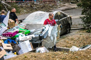 Kharkiv, Ukrayna, 16 Eylül 2024. Rus saldırısından sonra binayı temizleyip onarıyor. Patlama, cam ve metal parçalarını her yöne uçurdu ve ciddi hasara yol açtı..