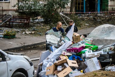 Kharkiv, Ukrayna, 16 Eylül 2024. Rus saldırısından sonra binayı temizleyip onarıyor. Patlama, cam ve metal parçalarını her yöne uçurdu ve ciddi hasara yol açtı..