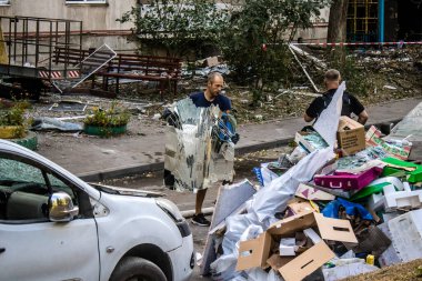 Kharkiv, Ukrayna, 16 Eylül 2024. Rus saldırısından sonra binayı temizleyip onarıyor. Patlama, cam ve metal parçalarını her yöne uçurdu ve ciddi hasara yol açtı..