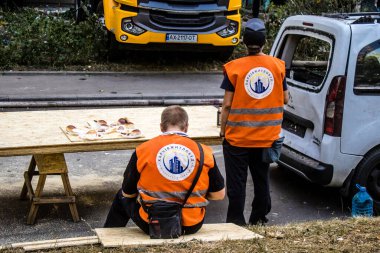 Kharkiv, Ukrayna, 16 Eylül 2024. Rus saldırısından sonra binayı temizleyip onarıyor. Patlama, cam ve metal parçalarını her yöne uçurdu ve ciddi hasara yol açtı..
