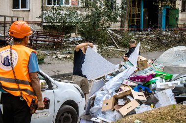 Kharkiv, Ukrayna, 16 Eylül 2024. Rus saldırısından sonra binayı temizleyip onarıyor. Patlama, cam ve metal parçalarını her yöne uçurdu ve ciddi hasara yol açtı..
