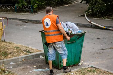 Kharkiv, Ukrayna, 16 Eylül 2024. Rus saldırısından sonra binayı temizleyip onarıyor. Patlama, cam ve metal parçalarını her yöne uçurdu ve ciddi hasara yol açtı..