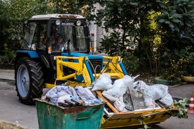 Kharkiv, Ukrayna, 16 Eylül 2024. Rus saldırısından sonra binayı temizleyip onarıyor. Patlama, cam ve metal parçalarını her yöne uçurdu ve ciddi hasara yol açtı..