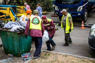 Kharkiv, Ukrayna, 16 Eylül 2024. Rus saldırısından sonra binayı temizleyip onarıyor. Patlama, cam ve metal parçalarını her yöne uçurdu ve ciddi hasara yol açtı..
