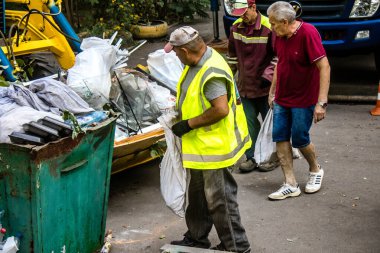 Kharkiv, Ukrayna, 16 Eylül 2024. Rus saldırısından sonra binayı temizleyip onarıyor. Patlama, cam ve metal parçalarını her yöne uçurdu ve ciddi hasara yol açtı..