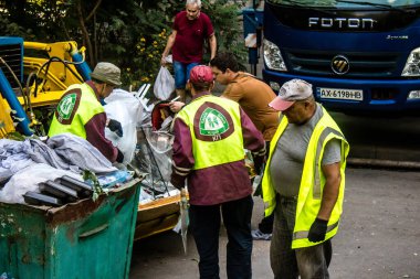 Kharkiv, Ukrayna, 16 Eylül 2024. Rus saldırısından sonra binayı temizleyip onarıyor. Patlama, cam ve metal parçalarını her yöne uçurdu ve ciddi hasara yol açtı..