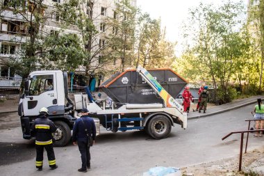 Kharkiv, Ukrayna, 16 Eylül 2024. Rus saldırısından sonra binayı temizleyip onarıyor. Patlama, cam ve metal parçalarını her yöne uçurdu ve ciddi hasara yol açtı..