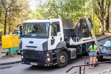 Kharkiv, Ukrayna, 16 Eylül 2024. Rus saldırısından sonra binayı temizleyip onarıyor. Patlama, cam ve metal parçalarını her yöne uçurdu ve ciddi hasara yol açtı..