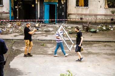 Kharkiv, Ukrayna, 16 Eylül 2024. Rus saldırısından sonra binayı temizleyip onarıyor. Patlama, cam ve metal parçalarını her yöne uçurdu ve ciddi hasara yol açtı..