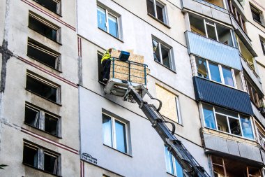 Kharkiv, Ukrayna, 16 Eylül 2024. Rus saldırısından sonra binayı temizleyip onarıyor. Patlama, cam ve metal parçalarını her yöne uçurdu ve ciddi hasara yol açtı..